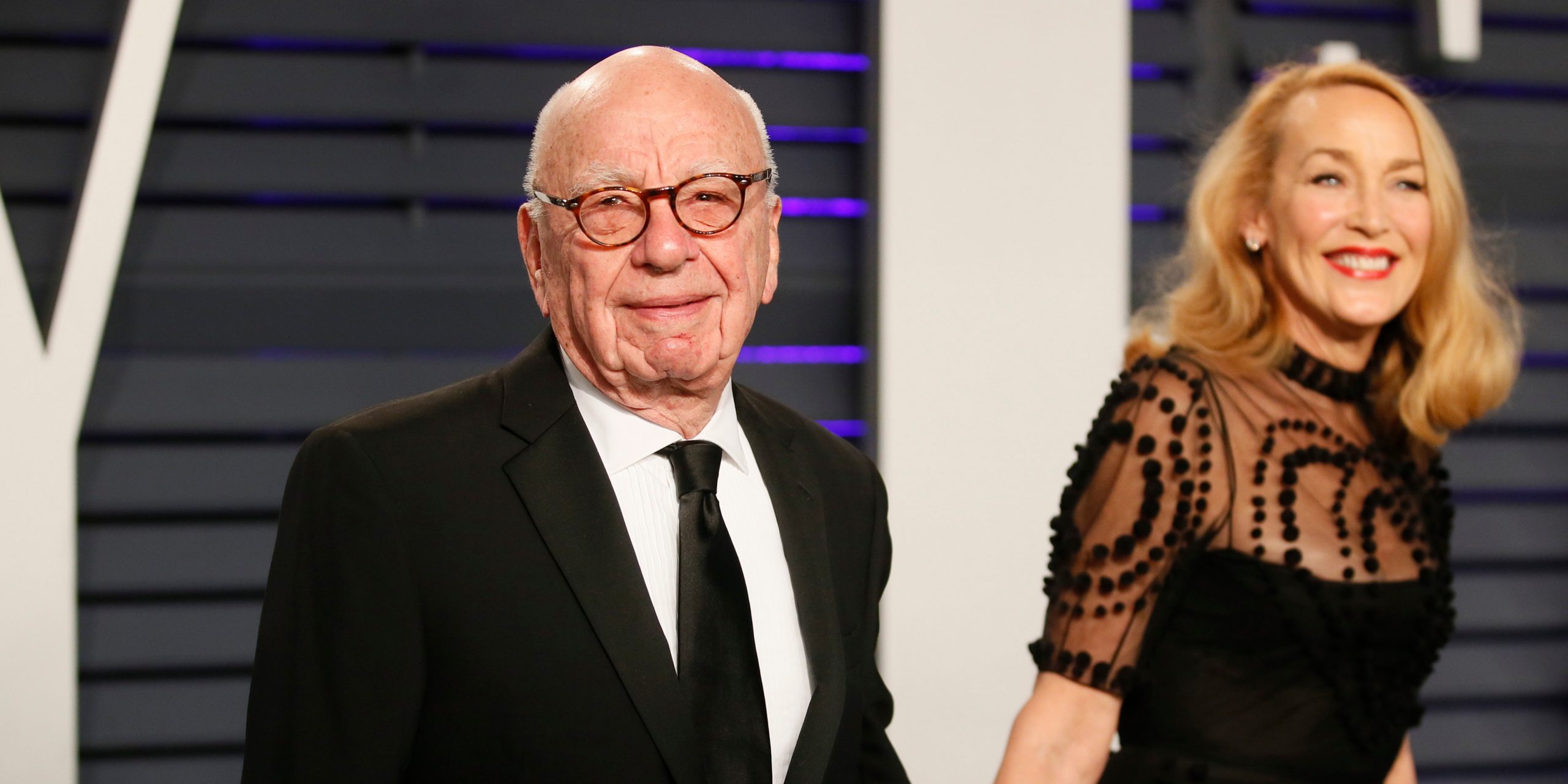Rupert Murdoch en vrouw Jerry Hall tijdens de Vanity Fair Oscars-afterparty in 2019. Foto: Reuters/Danny Moloshok