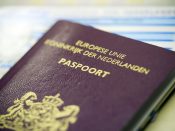 Ondanks een lichte daling op de wereldranglijst van paspoorten scoort een Nederlands paspoort hoog op de jaarlijkse Passport Index van het Britse Henley & Partners. Met een Nederlands paspoort kun je zonder visum naar 185 bestemmingen reizen; het staat daarmee op een gedeelde zevende plaats.