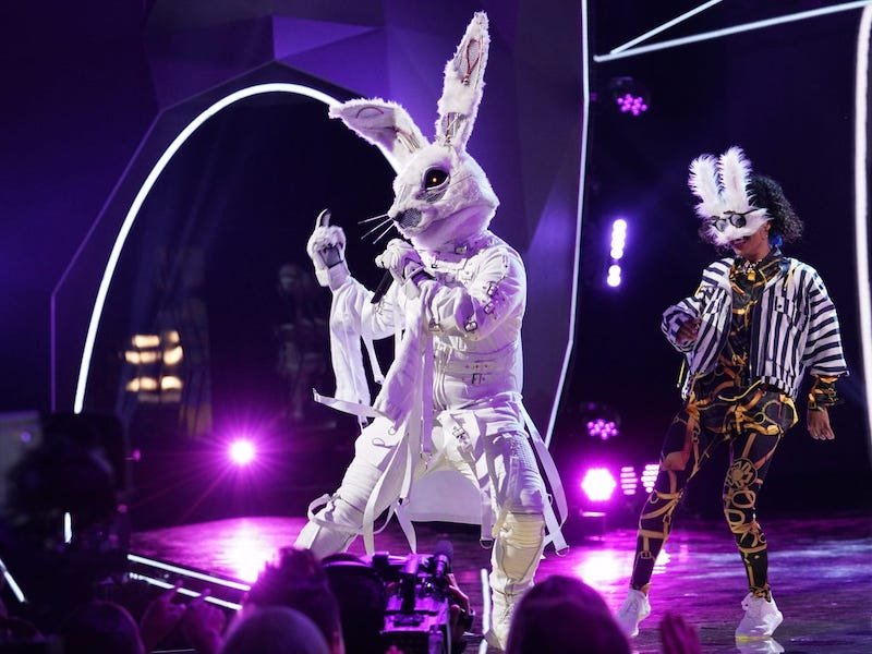 The masked Singer заяц. The masked Singer the Rabbit Joey Fatone. Шоу маска кролик.