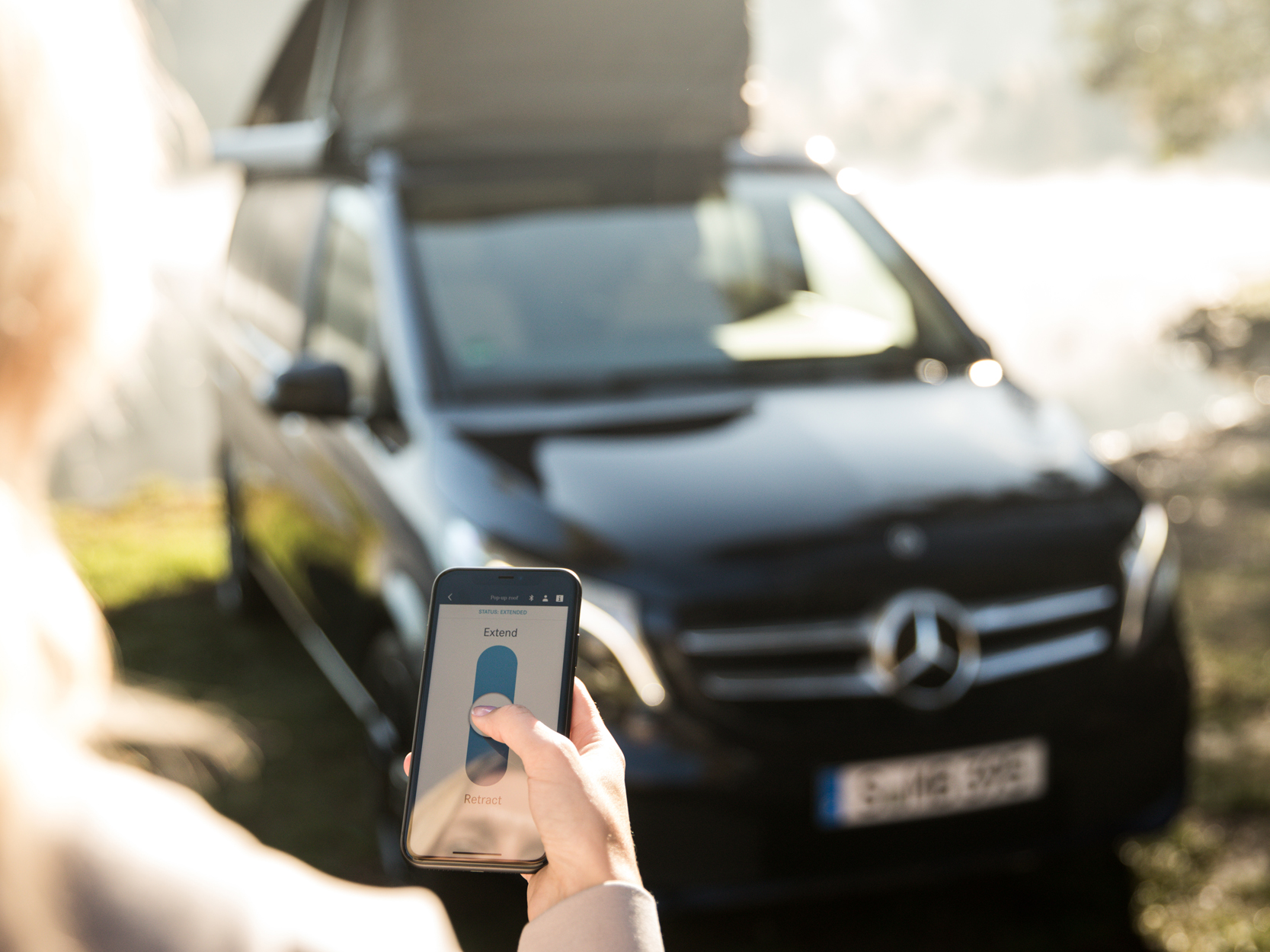 Mercedes-Benz heeft in Stuttgart de nieuwe kampeerbus op de markt gebracht, de Marco Polo. De luxe camper kan met een smartphone app worden aangestuurd.