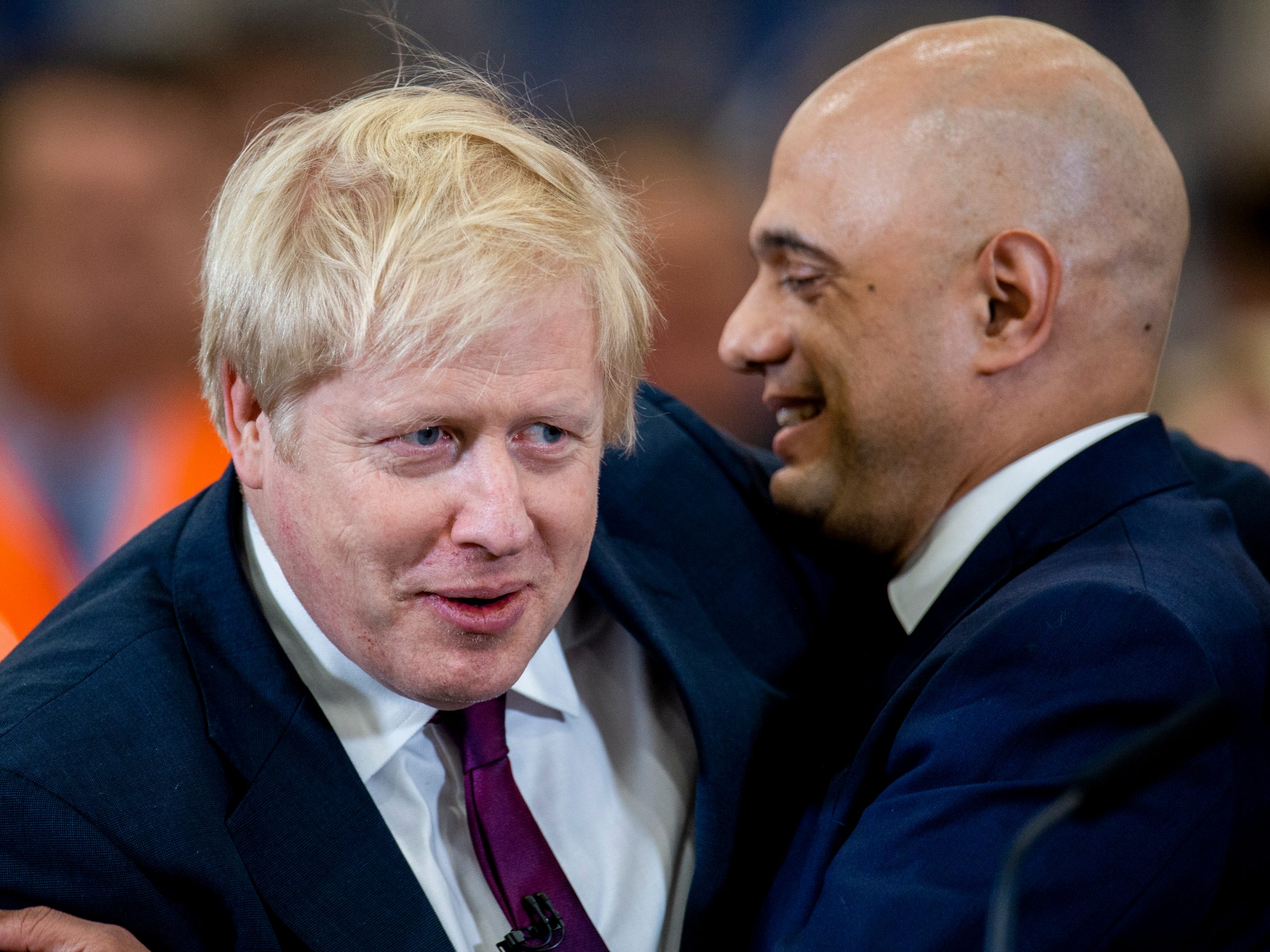 De Britse premier Boris Johnson en minister van Financiën Sajid Javid.