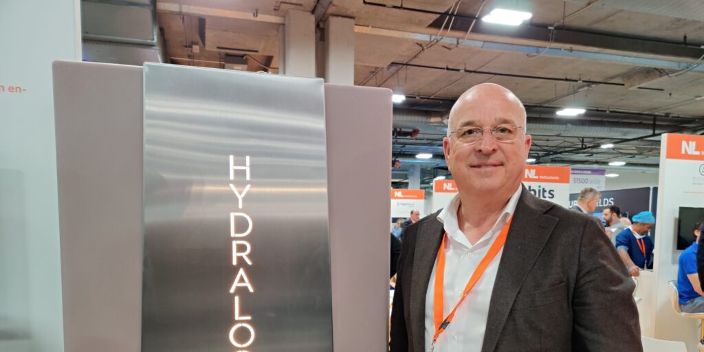 Arthur Valkieser met de Hydraloop op CES 2020.