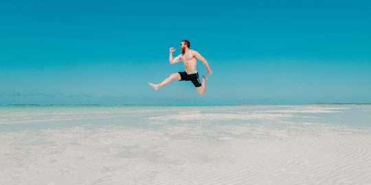 Stel: je hebt zelf met sparen en beleggen een aanzienlijk bedrag bij elkaar weten te krijgen. Of je kreeg een flinke erfenis, of een winnend lot uit een loterij. Hoe groot moet zo'n bedrag zijn om een beetje prettig te kunnen rentenieren?