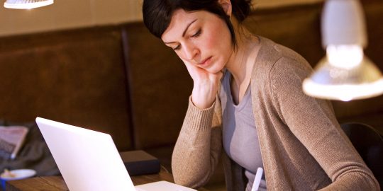 Een vrouw werkt op een laptop