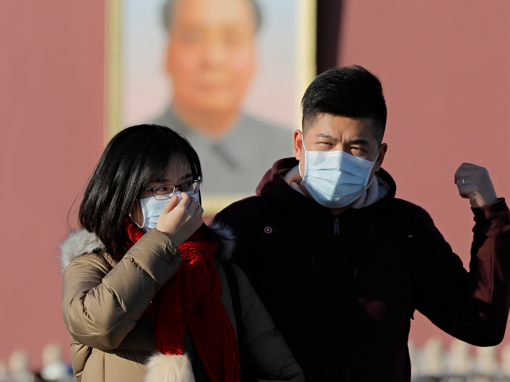 Chinezen dragen mondkapjes in Beijing.