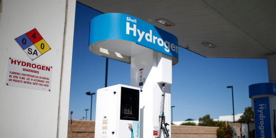 De VanEck Vectors Hydrogen Economy UCITS ETF ((ISIN-code: IE00BMDH1538)) belegt in bedrijven die minimaal de helft van hun omzet halen uit de waterstofsector.