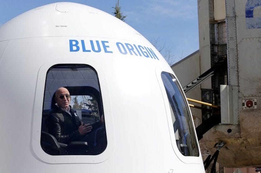 Amazon- en Blue Origin-oprichter Jeff Bezos staat journalisten te woord in een nagemaakte ruimtecapsule tijdens het Space Symposium in Colorado Springs, Colorado op 5 april 2017. Foto: Isaiah J. Downing / Reuters