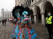 Teleurgestelde carnavalsvierders in Venetië.