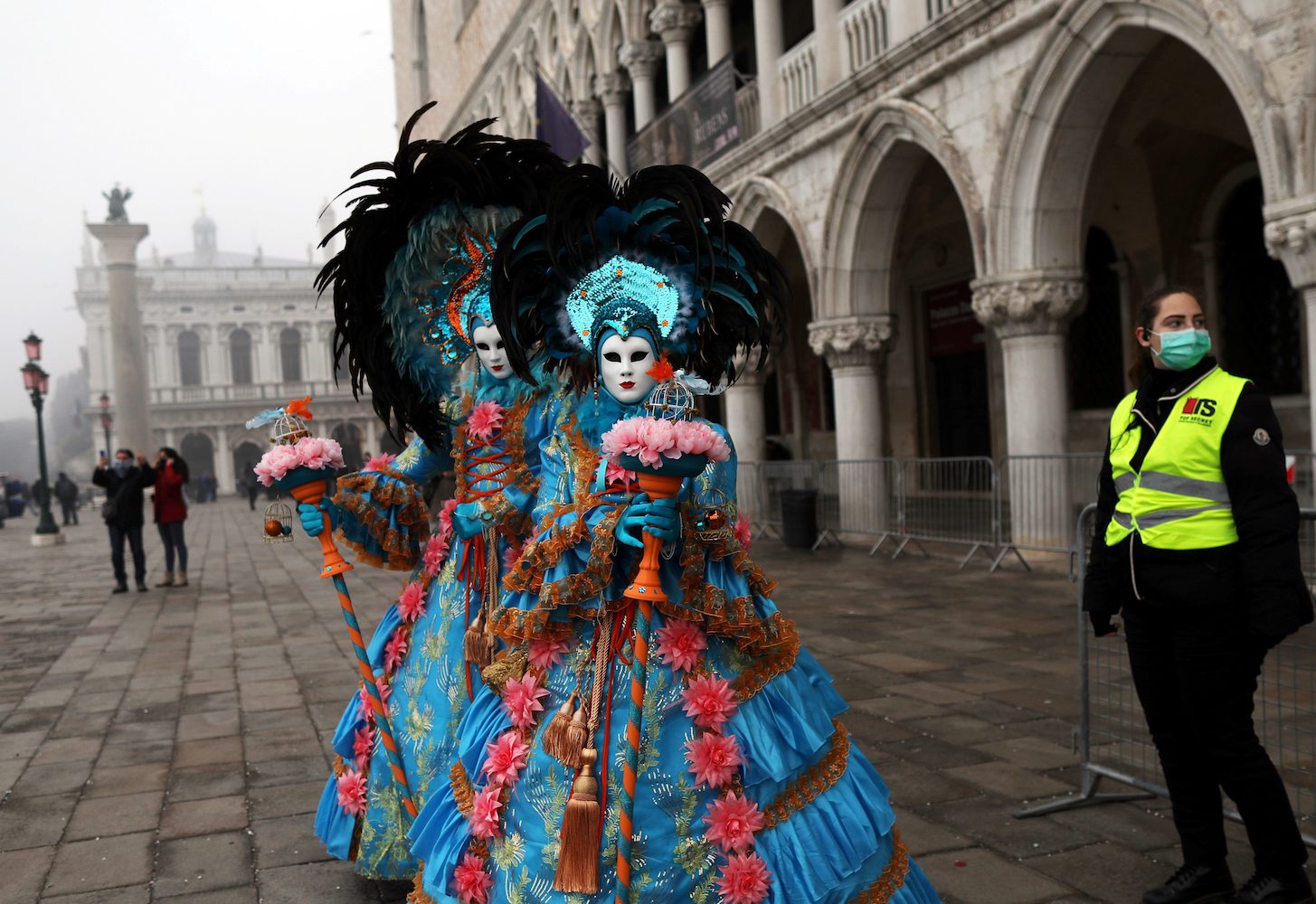 Teleurgestelde carnavalsvierders in Venetië.