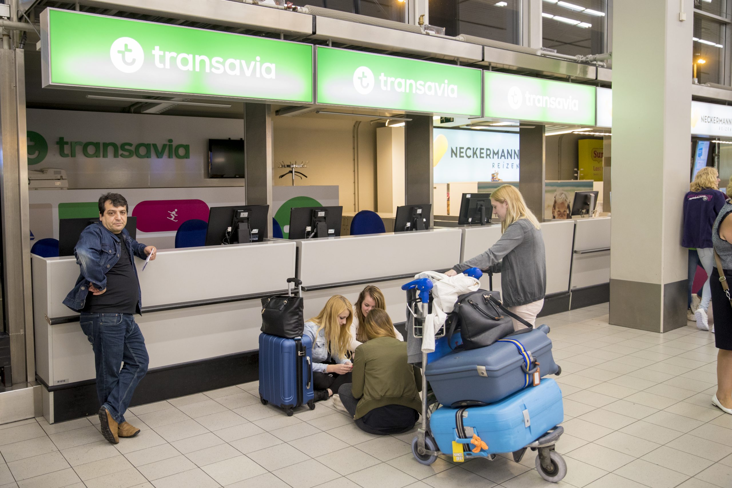 Afsnijden logo Tekstschrijver Bij Transavia moet je betalen voor 'gegarandeerde handbagage'