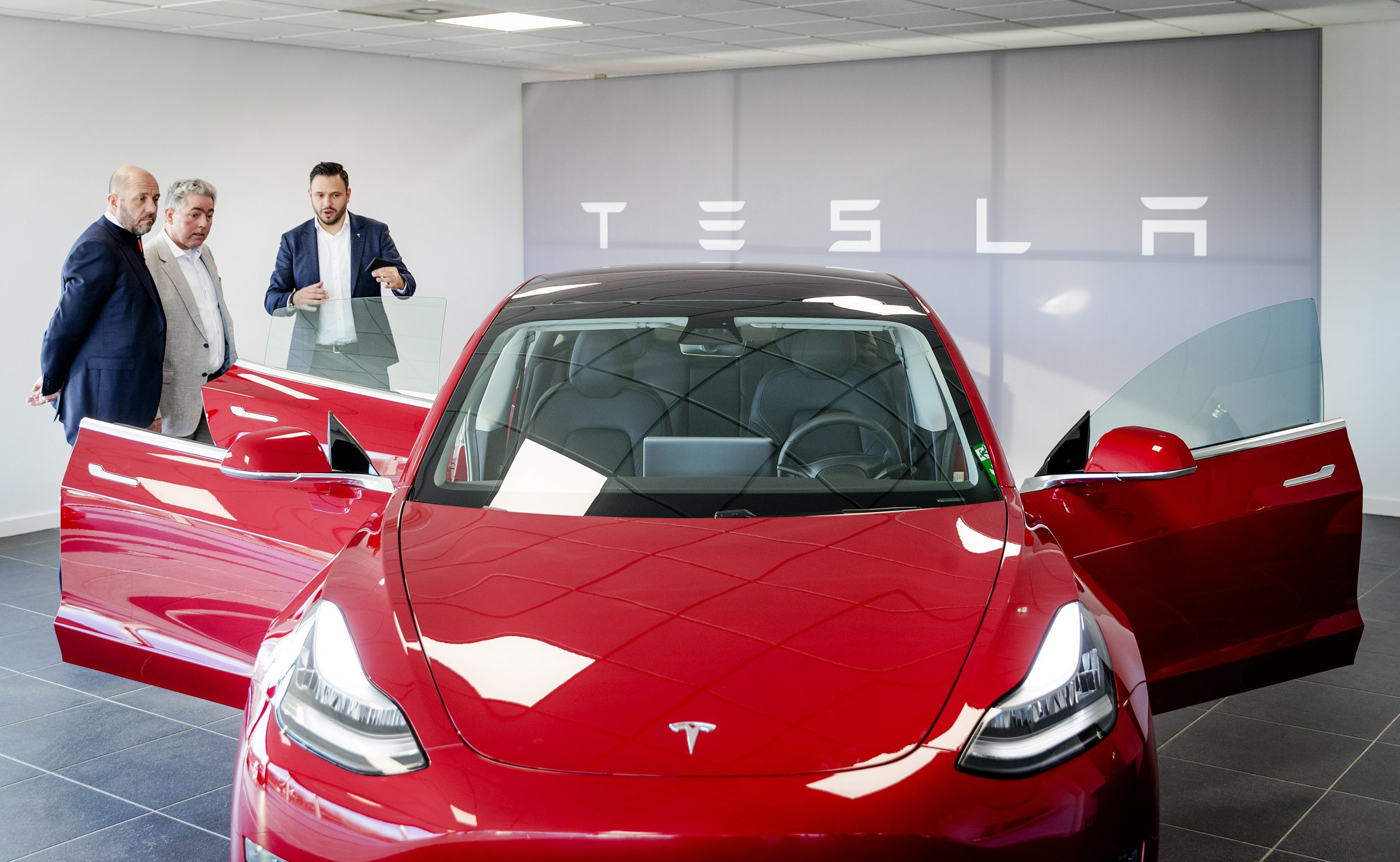 Een Tesla Model 3 in de showroom van Tesla in Eindhoven.