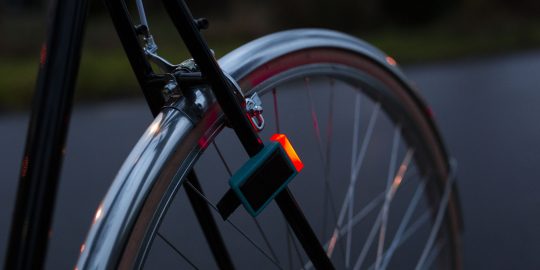 de Litta, een duurzaam fietslampje met een mini-zonnepaneel dat ook nog eens diefstal-proof is.