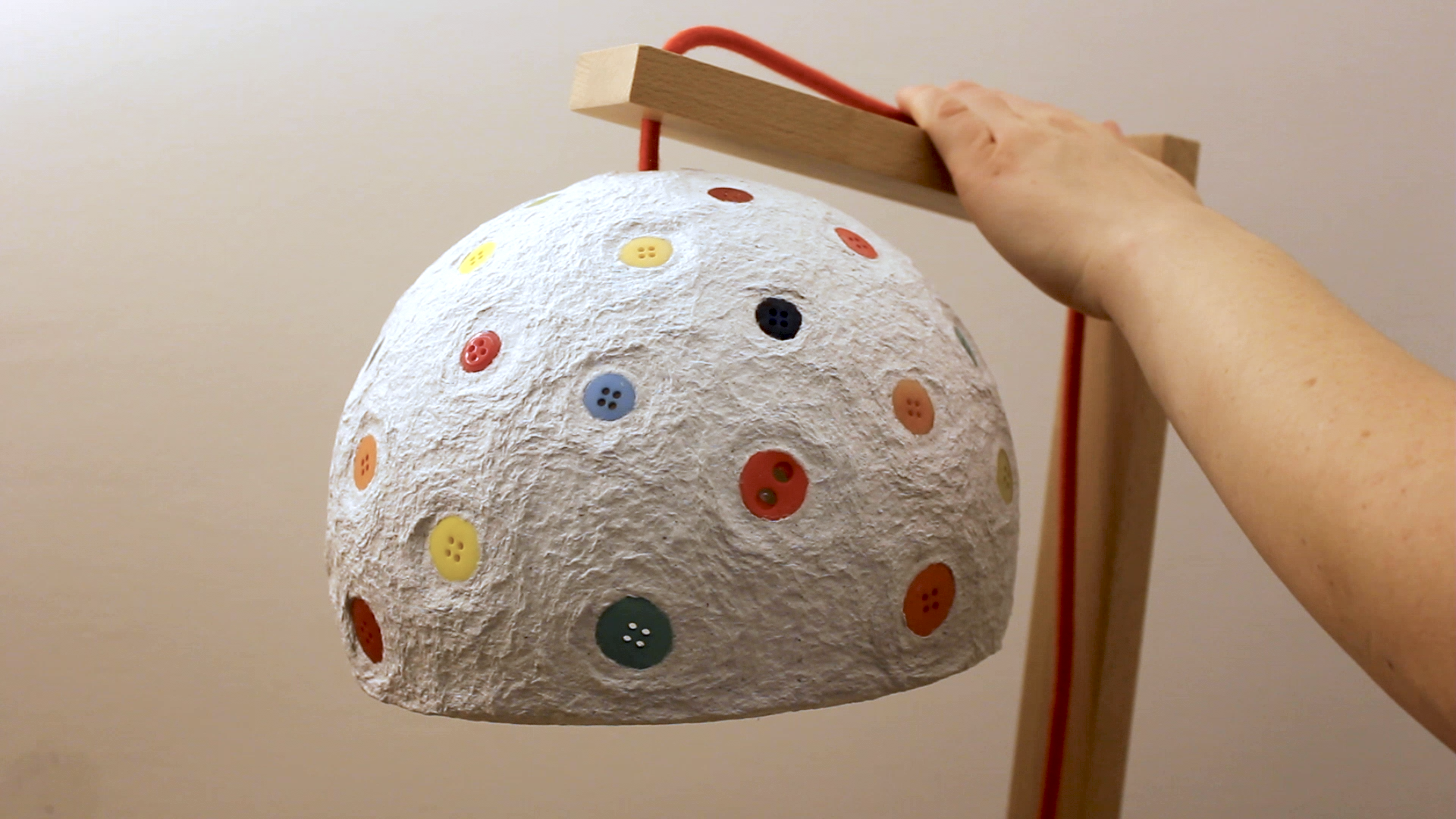 Feat supermarkt binding Deze Sloveense kunstenares maakt gave lampenkappen van papier-maché