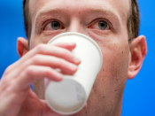 Facebook-topman Mark Zuckerberg neemt een slok water
