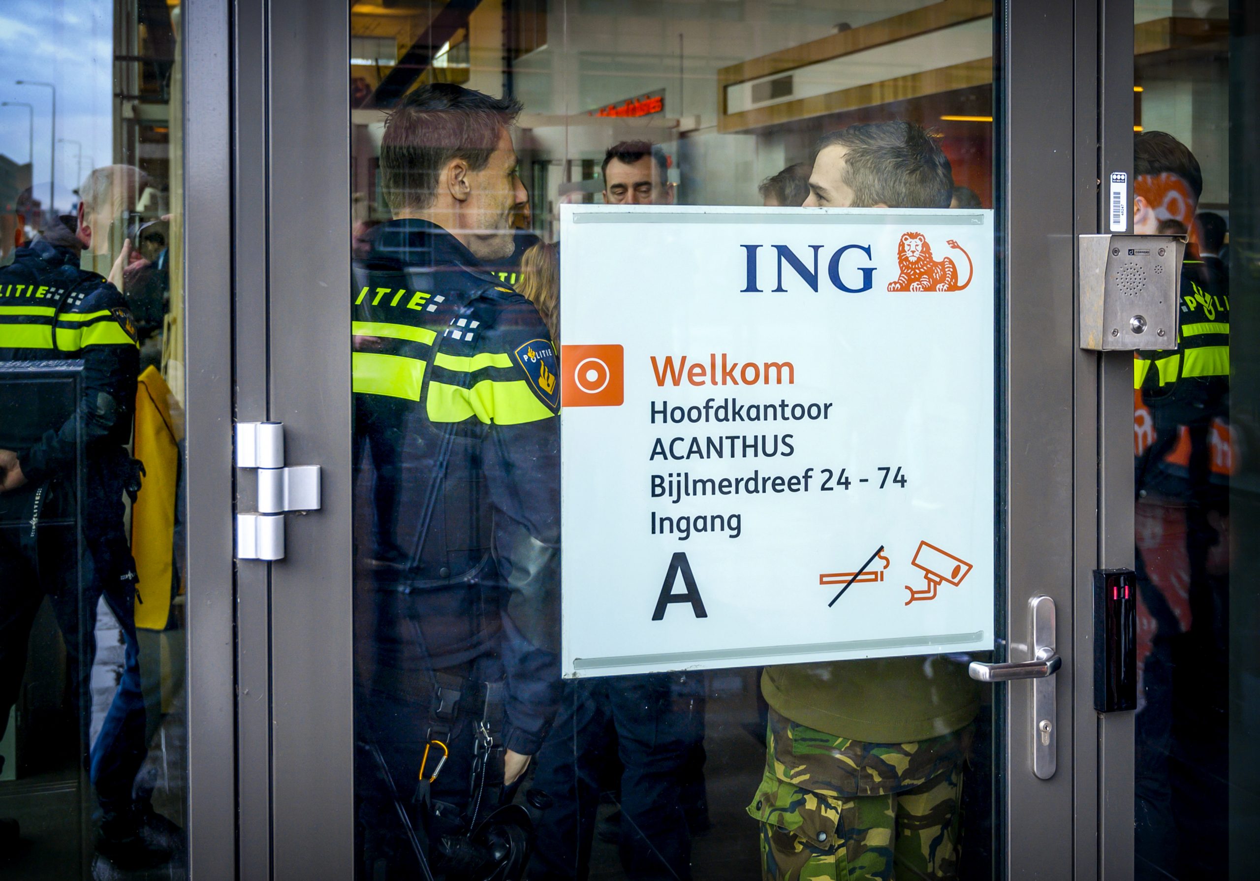 In een hoofdkantoor van ING aan de Bijlmerdreef in Amsterdam-Zuidoost is een bombrief ontploft.