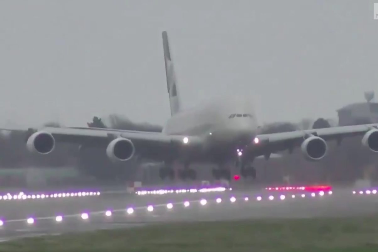 Een Airbus A380 landde afgelopen weekend zijwaarts op een landingsbaan van vliegveld Heathrow in Londen, toen storm Dennis over het VK raasde