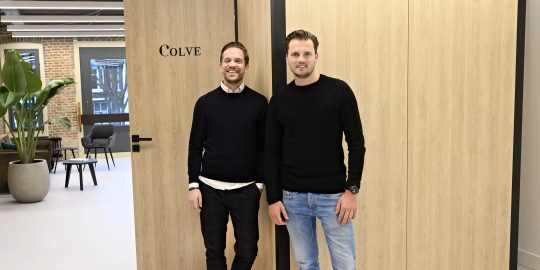 Ontwerpers Wesley Pabis (links) en Remy de Klein bij de Colve.