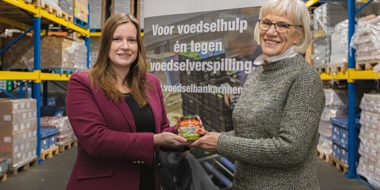 Yolanda van Grootel van HAK overhandigt de 5 miljoenste pot aan Marlies van Amerongen van Voedselbanken Nederland.