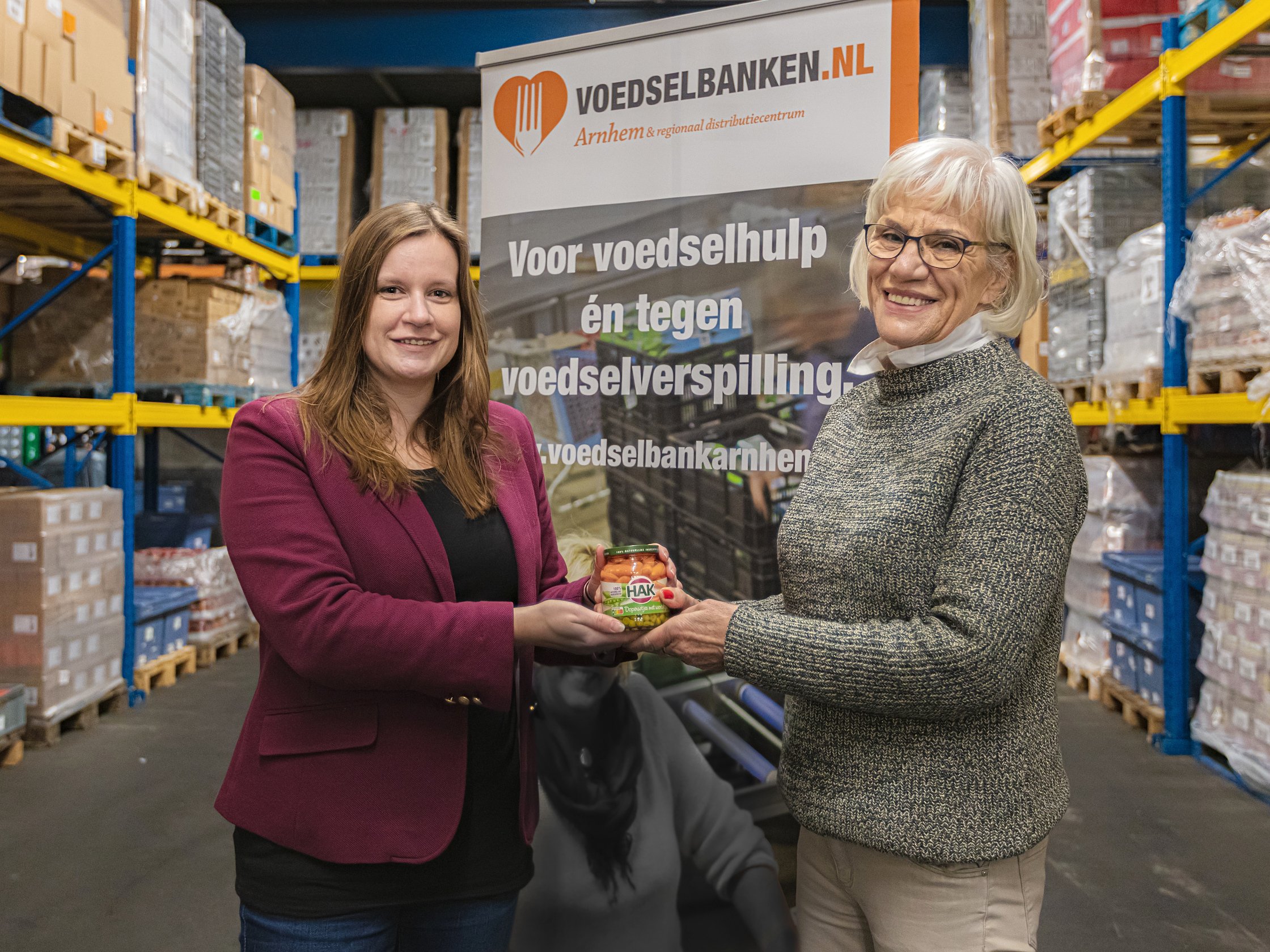 Yolanda van Grootel van HAK overhandigt de 5 miljoenste pot aan Marlies van Amerongen van Voedselbanken Nederland.