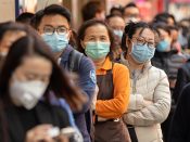 Mensen in Hongkong staan in de rij voor mondkapjes