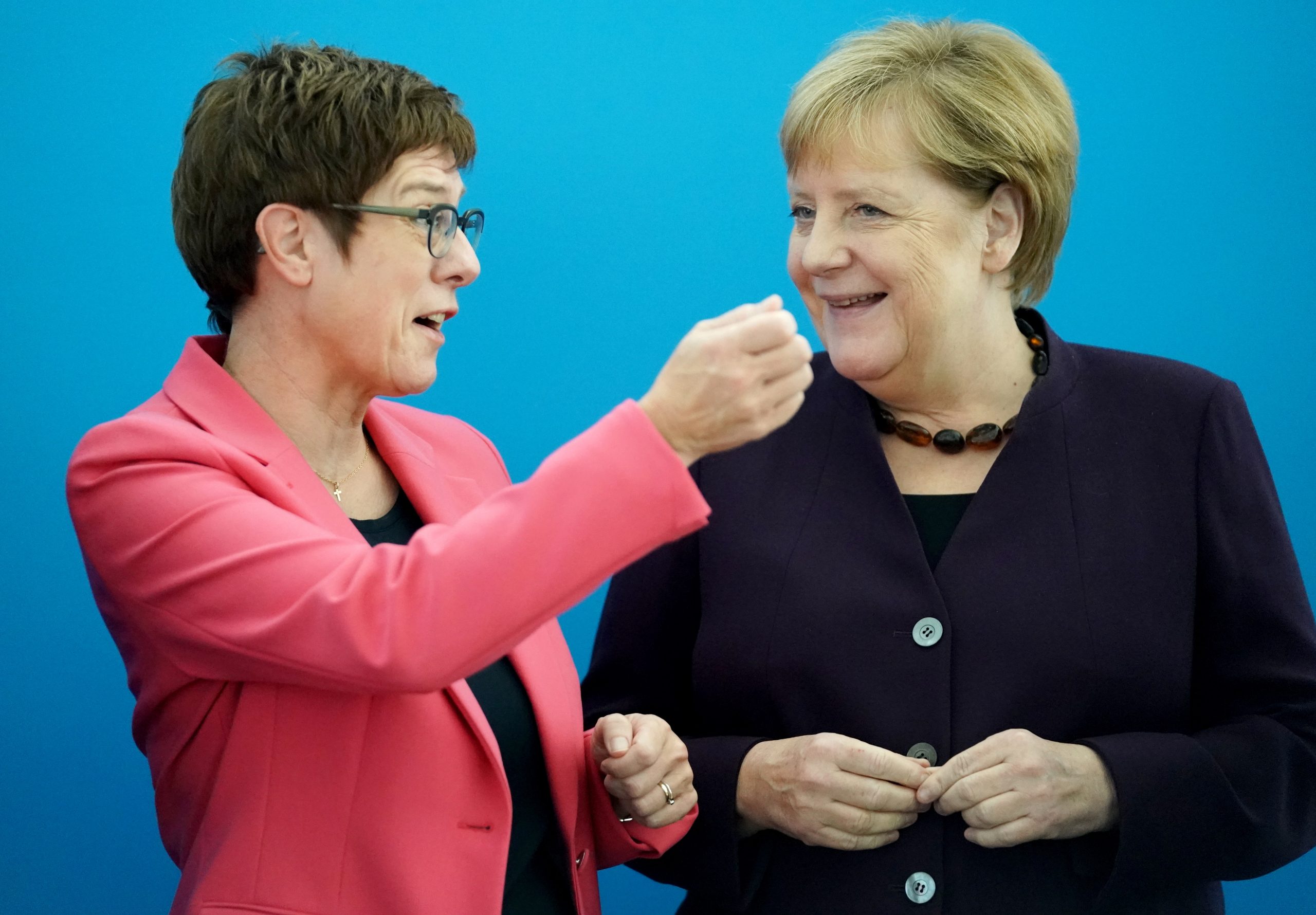 Annegret Kramp-Karrenbauer en Angela Merkel