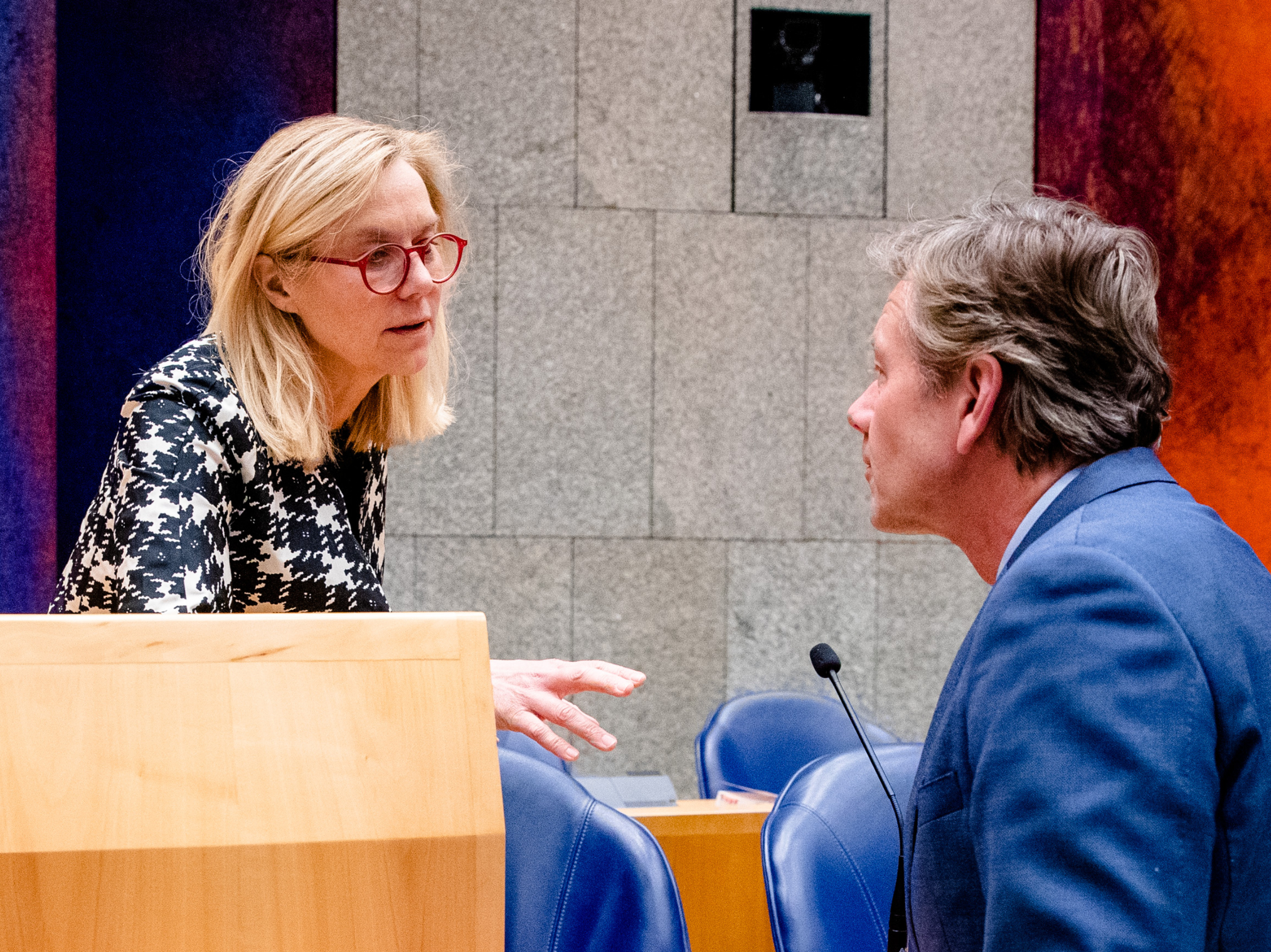 Minister Sigrid Kaag voor Buitenlandse Handel en Ontwikkelingssamenwerking (D66) en Joel Voordewind (Christenunie) na afloop van het debat in de Tweede Kamer over het vrijhandelsverdrag van de Europese Unie met Canada