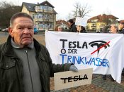 Inwoners van Grünheide protesteren tegen de komst van de Tesla-fabriek.