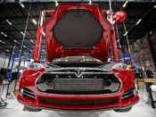 De Model S staat in de assemblagehal van Tesla Motors op industrieterrein Vossenberg.