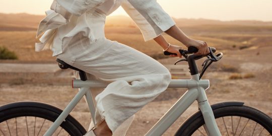 Het gaat razend hard met de verkoop van e-bikes in Nederland. Maar een e-bike kan best prijzig zijn. Daarom bieden steeds meer partijen de e-bike ook aan via private lease.