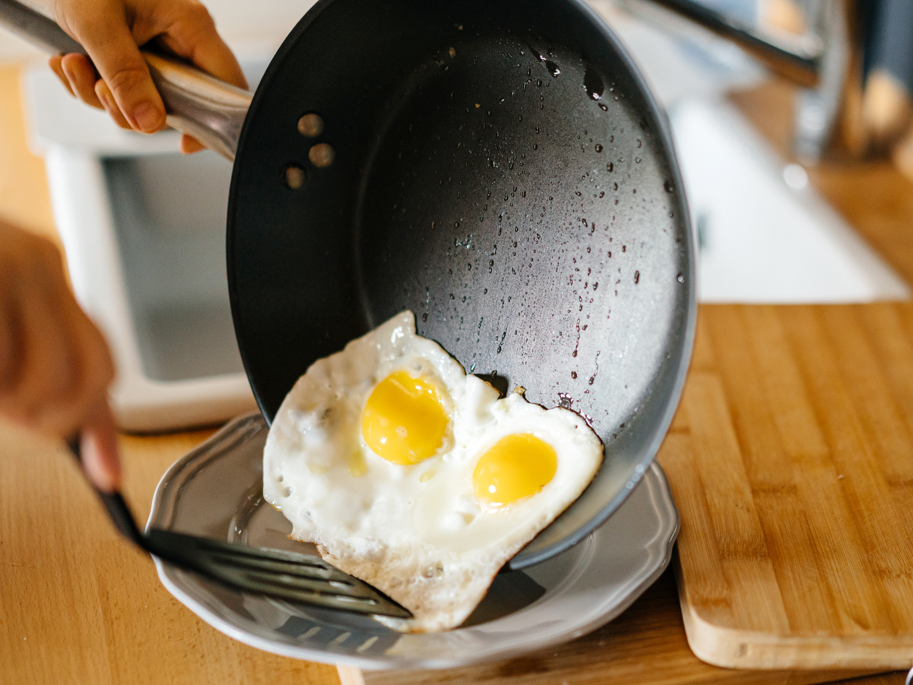 Яйцо на воде в сковороде. Яичница. Сковородка для яичницы. Сковорода для яиц. Яичница на антипригарной сковороде.