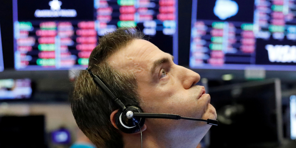 De druk op politici om de economie open te gooien, nu in veel Europese landen de druk op IC-afdelingen van ziekenhuizen daalt, is enorm. De lockdowns hebben inmiddels zo veel schade aan de economie berokkend dat een V-vormig herstel niet heel waarschijnlijk meer is. De hamvraag is: wordt het een U of duikt de gevreesde W-recessie op?
