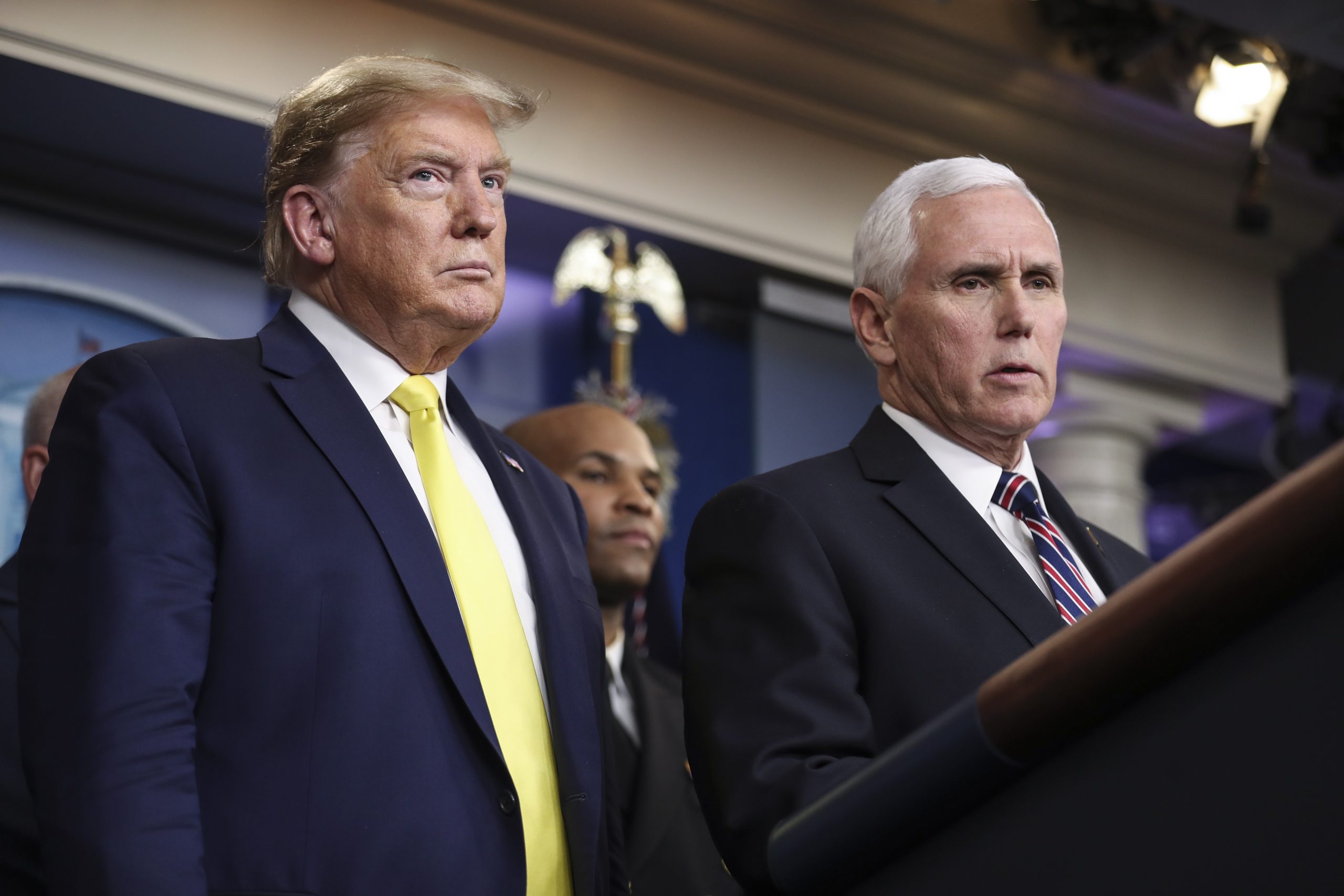 President Donald Trump en vicepresident Mike Pence maandag tijdens een persconferentie in het Witte Huis over maatregelen tegen het coronavirus.