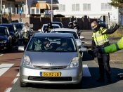 Politie agenten houden mensen tegen op de toegangswegen naar de boulevard en het strand van Noordwijk.