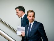 Minister Hugo de Jonge van Volksgezondheid, Welzijn en Sport (CDA) en premier Mark Rutte tijdens een schorsing van het debat over de ontwikkelingen rondom het coronavirus op donderdag 26 maart 2020.