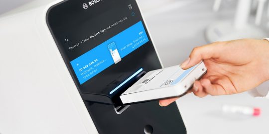 Het Duitse bedrijf Bosch heeft vanaf april een zelfontwikkelde coronasneltest beschikbaar.