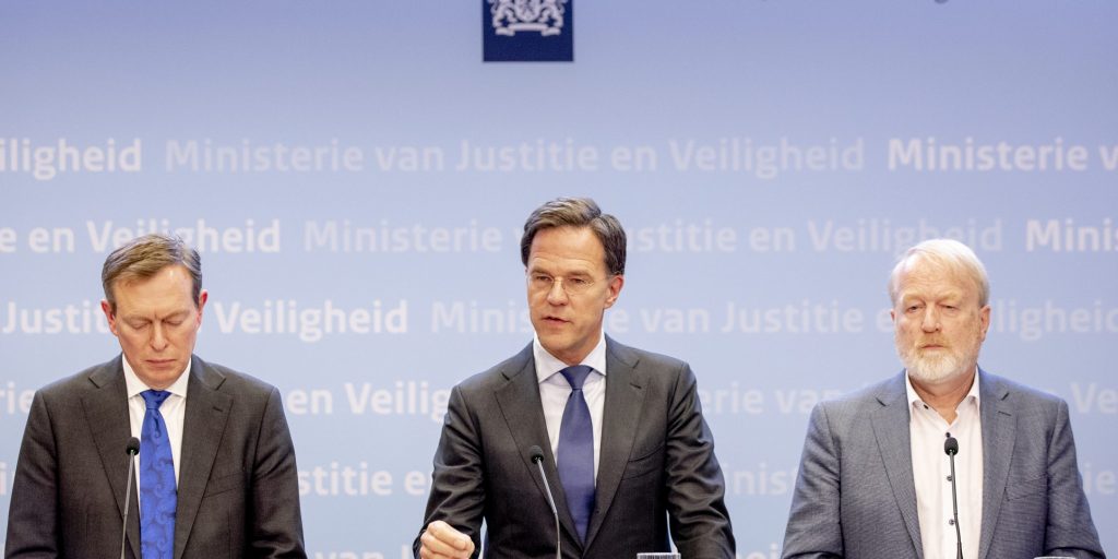 Minister Bruno Bruins (Medische Zorg), premier Mark Rutte en Jaap van Dissel (vlnr) van het RIVM.