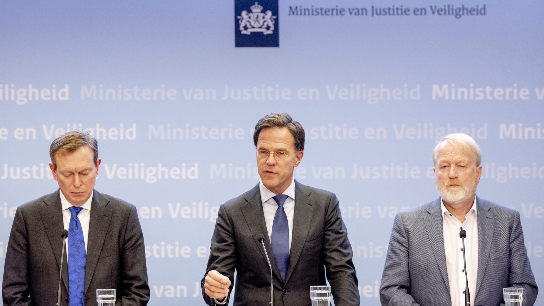 Minister Bruno Bruins (Medische Zorg), premier Mark Rutte en Jaap van Dissel (vlnr) van het RIVM.