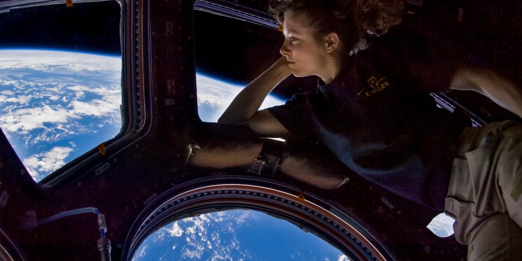 NASA-astronaut Tracy Caldwell Dyson van Expeditie 24 kijkt uit het raam van het internationaal ruimtestation ISS.