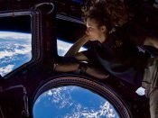 NASA-astronaut Tracy Caldwell Dyson van Expeditie 24 kijkt uit het raam van het internationaal ruimtestation ISS.