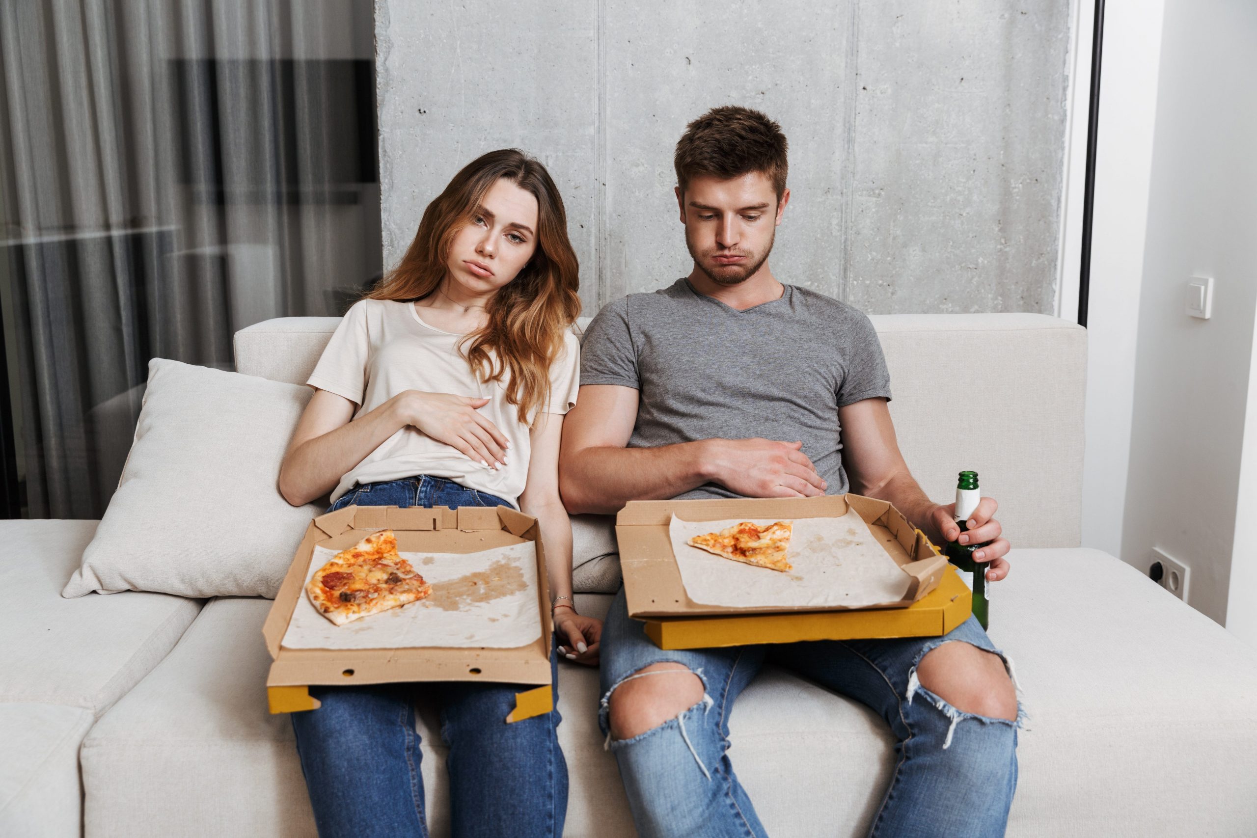 Голодный диван. Парень с пиццей. Мужчина и женщина едят пиццу. Парень девушка пицца. Девушка с пиццей на диване.