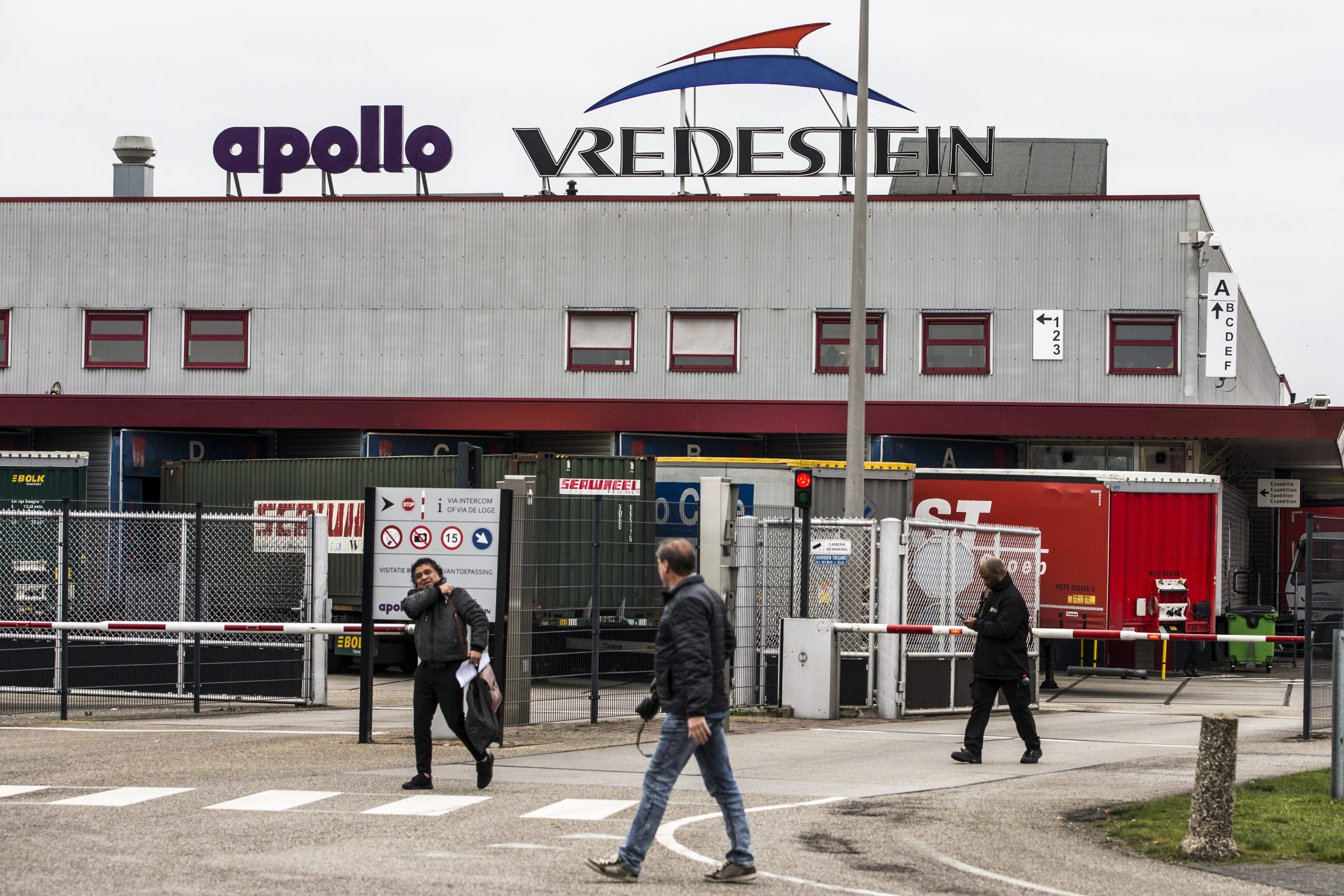 Personeelsleden bij de entree van bandenfabriek Apollo Vredestein in Enschede.