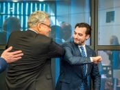 Henk Krol en Thierry Baudet geven elkaar een elleboog in verband met het coronavirus.