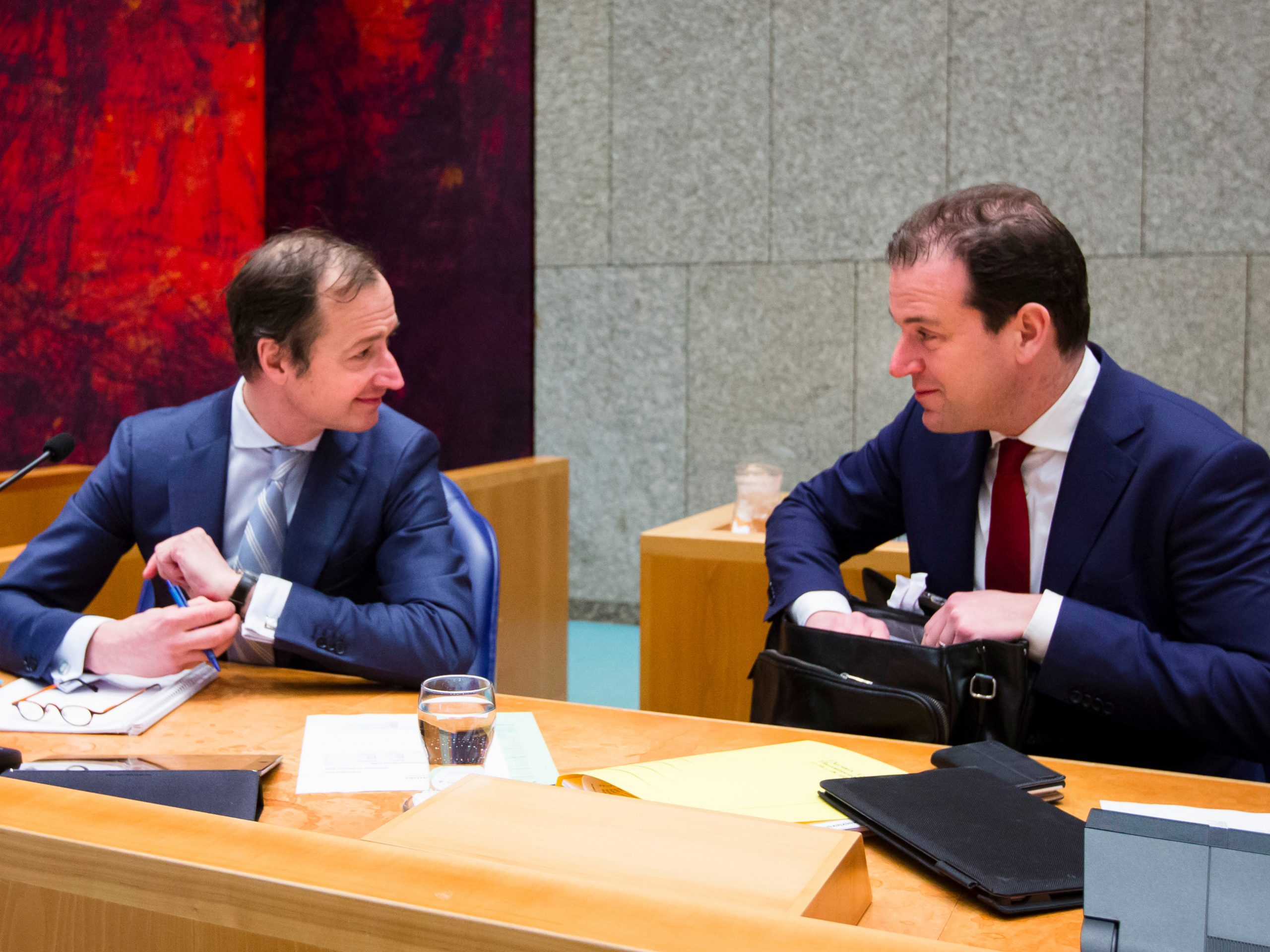 Toenmalig staatssecretaris Eric Wiebes van Financien en toenmalig minister Lodewijk Asscher van Sociale Zaken in 2016.