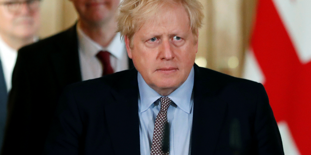 De Britse premier Boris Johnson is zondag opgenomen in het ziekenhuis, omdat hij last blijft houden van Covid-19, de longziekte die wordt veroorzaakt door het coronavirus.
