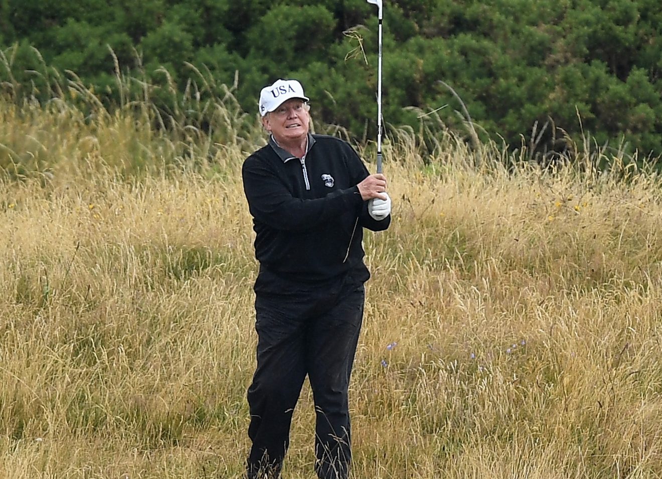 President Donald Trump op één van zijn golfresorts in Schotland.