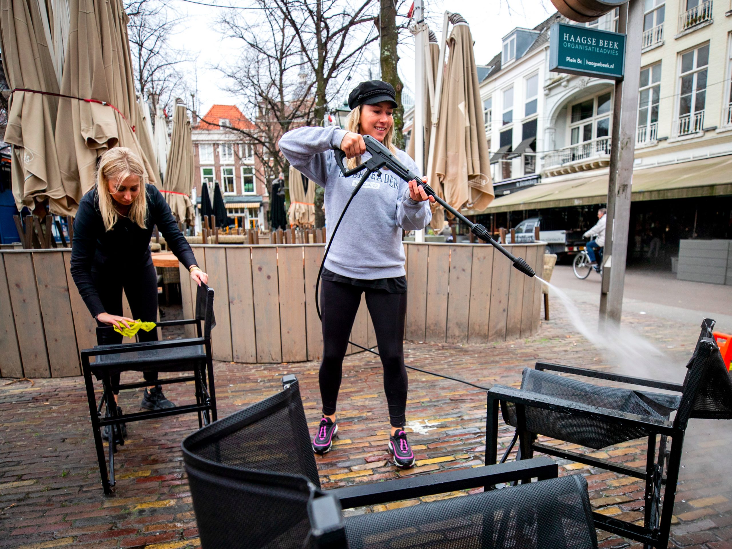 Horecaondernemers in Den Haag knappen hun terrassen op nadat horeca gesloten is vanwege maatregelen tegen het coronavirus.