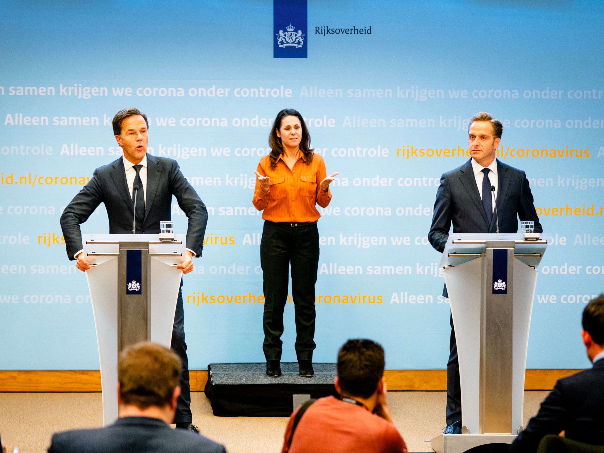 Premier Mark Rutte en minister Hugo de Jonge tijdens de persconferentie.