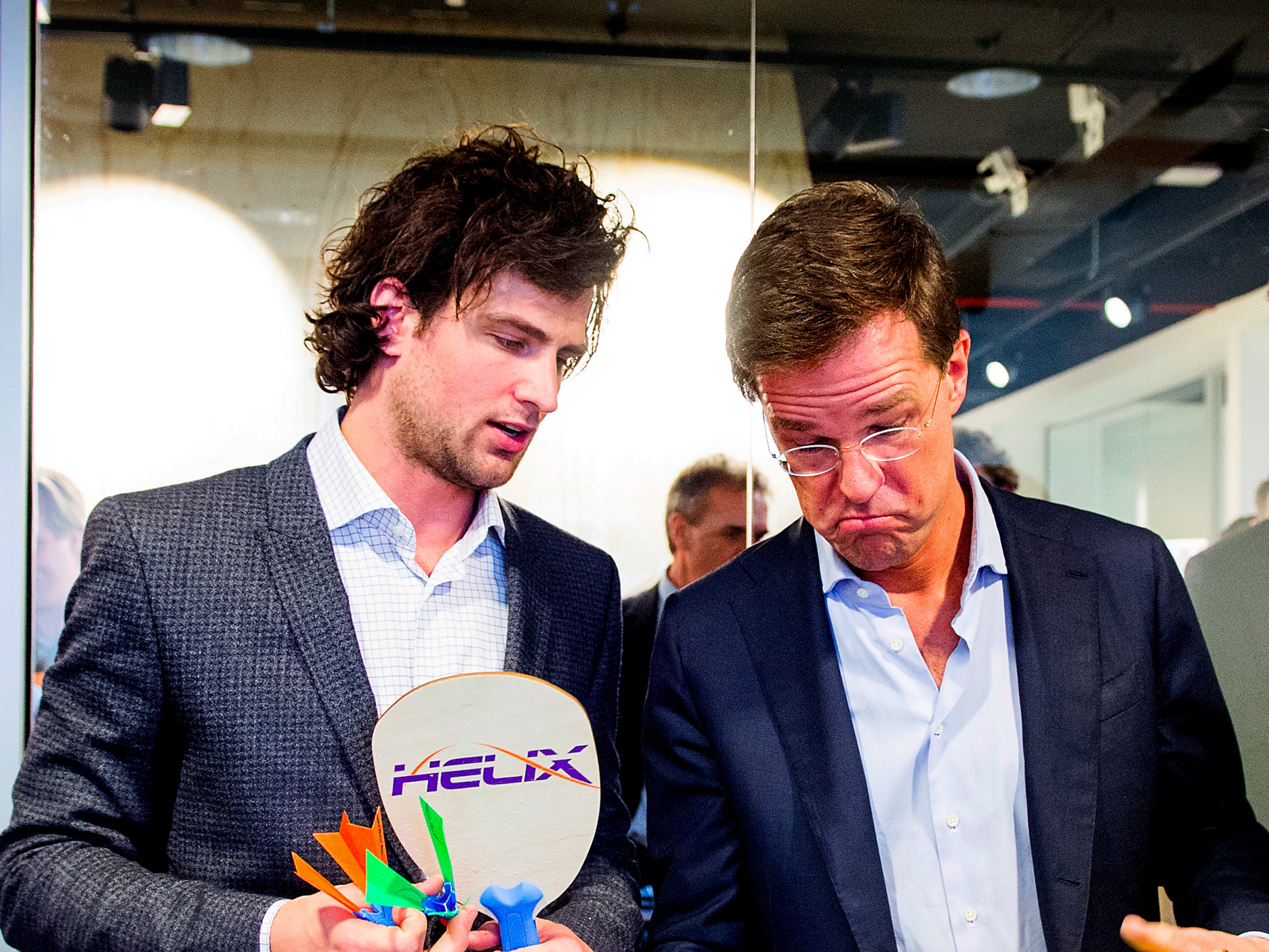 Premier Mark Rutte krijgt een cadeau aangeboden tijdens de opening van de Startup Campus van het Erasmus Centre for Entrepreneurship.