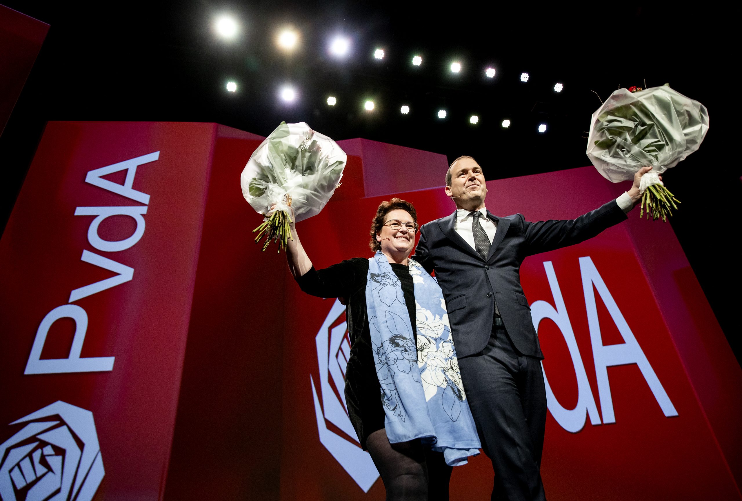 Partijvoorzitter Nelleke Vedelaar en politiek leider Lodewijk Asscher tijdens het jaarlijkse partijcongres van de PvdA.