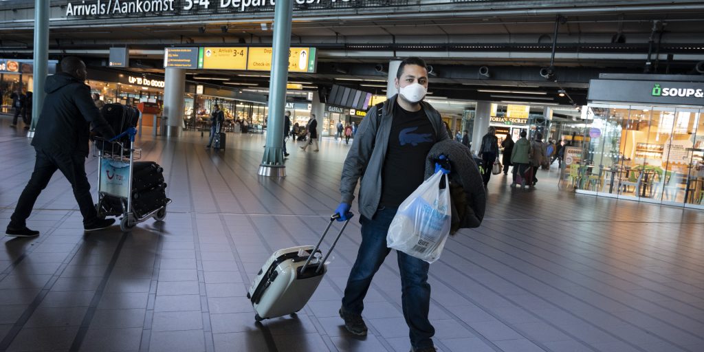 Reizigers op Schiphol Airport